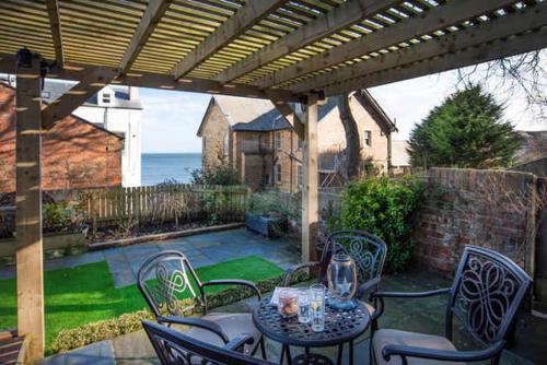 Muston Casa | Beach Approach House - 30 steps from beach - Luxury house - kids slide and chill-out room - amazing location - garden