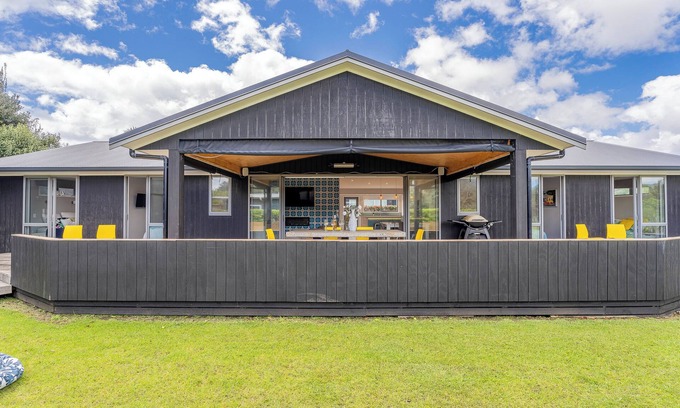 Whangapoua Casa | Beach Break Bach - Whangapoua Holiday Home