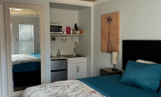 East Fort Lauderdale Cabaña | Beach Cottage, 1 queen Bed+ Kitchenette, Free Parking, Walk to Ocean & Dining!