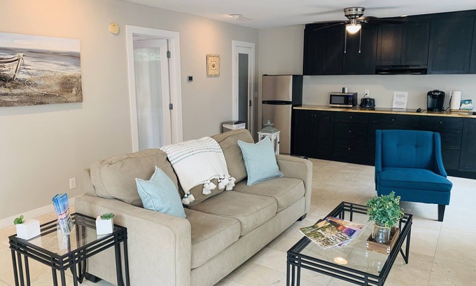 Demere Park Cabaña | Beach Cove - Walk to Pier, Village, Shops & Restaurants