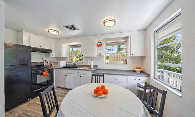 Laurel Casa | Beach Duplex 2 Units Together .7 Mi From Beach