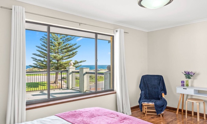Port Noarlunga South Casa | Beach front home with scenic views