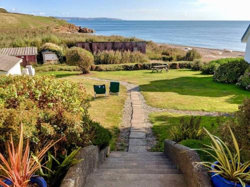 Chillington Apartamento | Beach Front Coastal Retreat with Sea Views