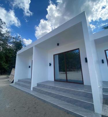 San Narciso Otro | Beach front deluxe room with bathroom - Modern Cabin Shiloh 2