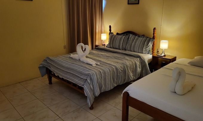 Black Rock Apartamento | Beach front, with infinity pool.