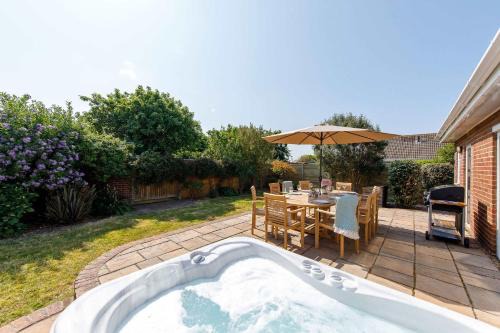 East Wittering Casa | Beach house for 10 with hot tub & garden