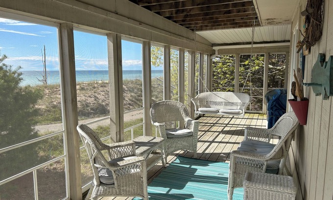 Pentwater Cabaña | Beach house on Lake Michigan 5 minutes from Pentwater!
