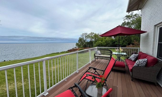 Lakeside - Lester Park Casa | Beach house on Lake Superior - Direct beach access - Sunrise view over the lake!