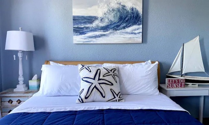 Sheboygan Casa | Beach Lake House walking disance to lake Close to Downtown & South Pier 4BR 2BA