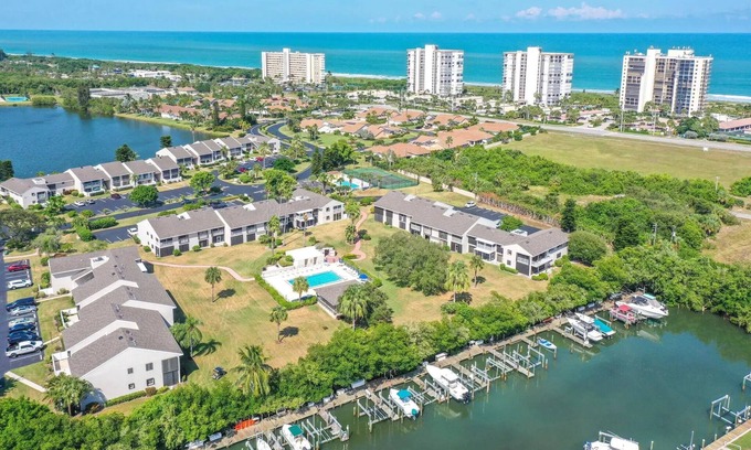 Fort Pierce Shores Condominio | Beach Life 2-bedroom condo in Hutchinson Island