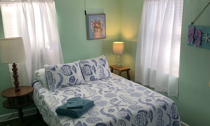 Bayview Apartamento | Beach Side Studio #1 - Pet Friendly, WiFi, Off-Street Parking, Large Smart TV
