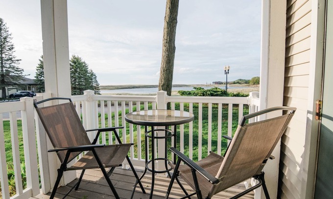 Manistee Condominio | Beach Studio- King Bed, Modern Updates