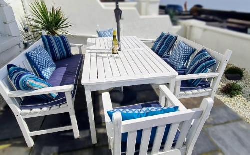 Folkestone Casa | Beach View, A Stunning 4 Bedroom House Opposite The Sea! Sleeps 10! Families, Friends, Contractors and Pets Welcome!