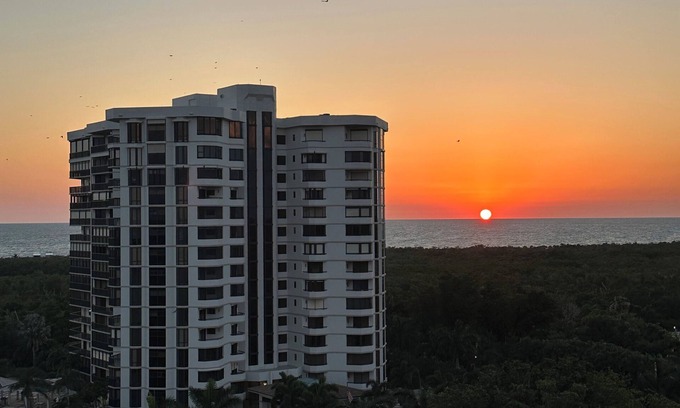 Pelican Bay Condominio | Beach view condo with beach access.