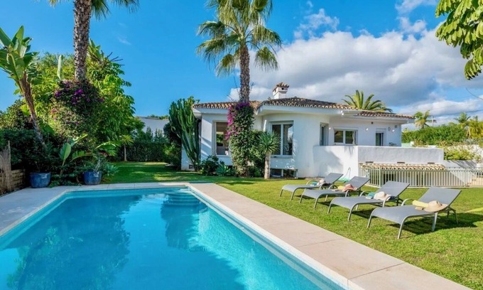 Urbanización Pinos Verdes Villa | Beach Villa Marbella close to beach in exclusive area beautiful garden & pool