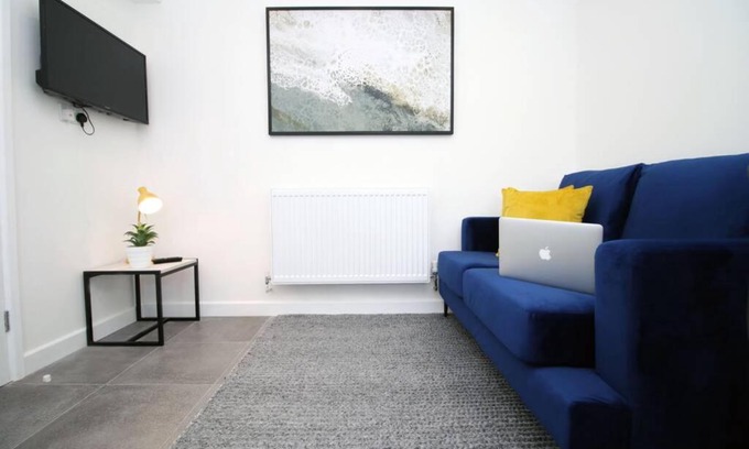 Castle Apartamento | Beach Walk House, SA1, by Stay South Wales - Free WiFi & Parking - Business stays