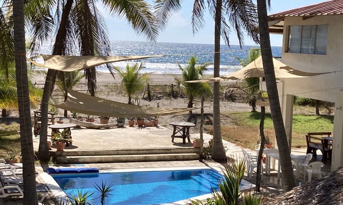 Barra de Santiago Casa | 4 habitaciones con AC y 3 baños para una gran vacación frente al mar y cocotal.