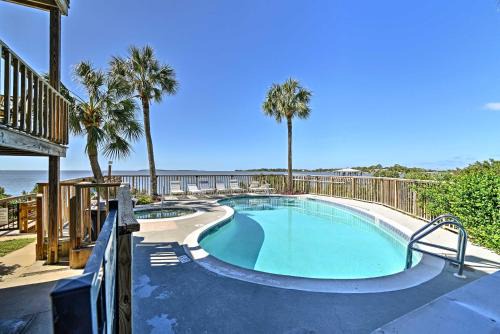 Cedar Key Apartamento | Beachfront Cedar Key Condo with Pool, Spa and Views!
