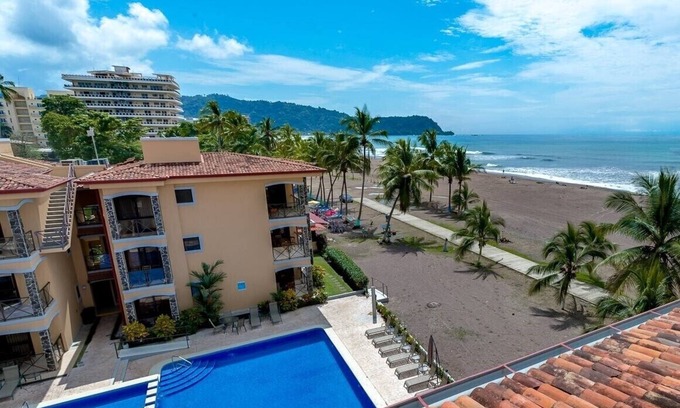 Barrio Los Villalobos Condominio | FRENTE A LA PLAYA condominio 2 dormitorios JACO