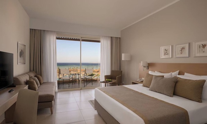 Hurghada Complejo | Beachfront Haven: 4 Pool-view Rooms, Kids’ Club, Aquapark, Games & Red Sea Views