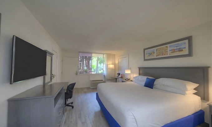 Fort Walton Beach Hotel | Beachfront Hideaway with Outdoor Pool | Steps from Wild Willy's Adventure Zone