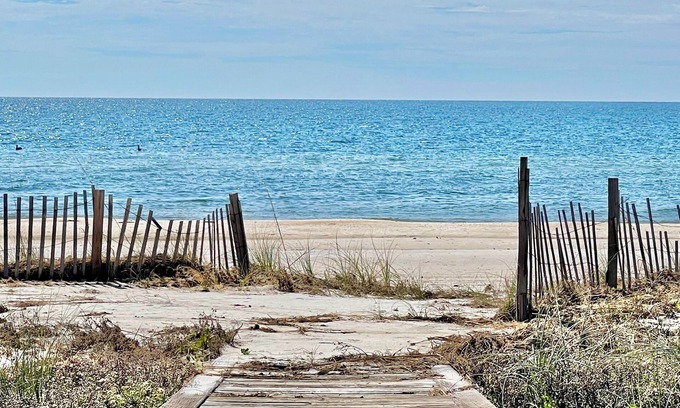 East End Casa | Beachfront, Hot Tub, Pet Friendly 5 BR, Community Pool