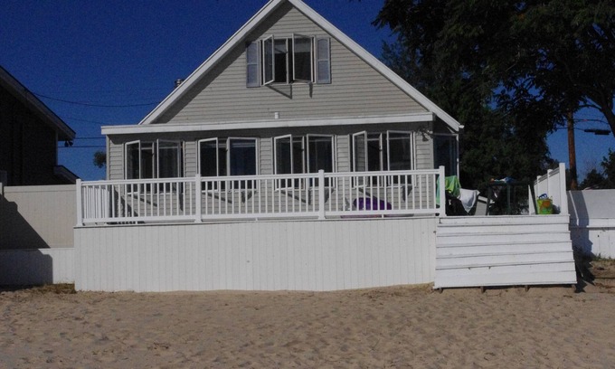 Kawkawlin Casa | Frente a la playa del lago Hurón Inicio en Brissette Beach ~ ¡Relájate y disfruta de la belleza! ~