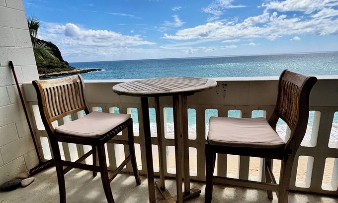 Makaha Condominio | 🌊 Beachfront Makaha Condo, Breathtaking Ocean Views, SUMMER SPECIALS! ☀️