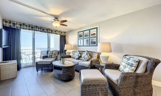 New Smyrna Beach Condominio | Beachfront Oceanview Condo - Pool, BBQ & Steps to Flagler Ave