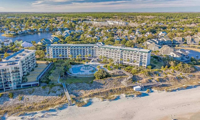 Litchfield by the Sea Condominio | Beachfront Paradise in Gated Community Pawley's Island, SC.