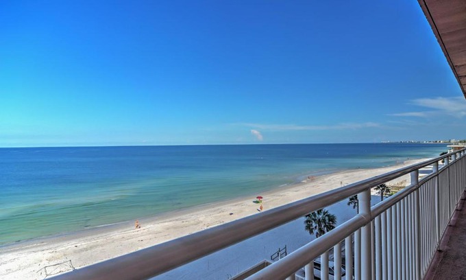 Sunset Beach Apartamento | Beachfront St Petersburg Condo with Community Pool!