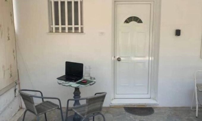 Saronida Apartamento | Beachfront studio with garden