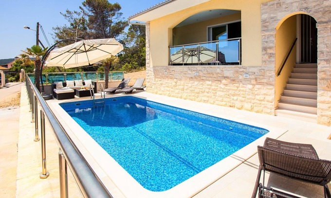 Potirna Villa | Beachfront Villa Sea Sound with Pool
