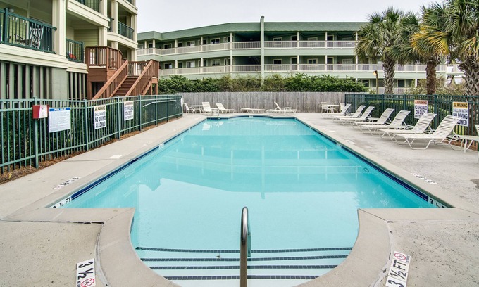 Isle of Palms Villa | Villa frente al mar con vista al mar, terraza privada, acceso a la piscina, ¡a pasos de la playa!