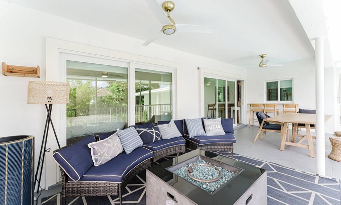 Boca Raton Apartamento | Beachside 2BR/2BA - Pool, Balcony, Parking - Steps to the beach