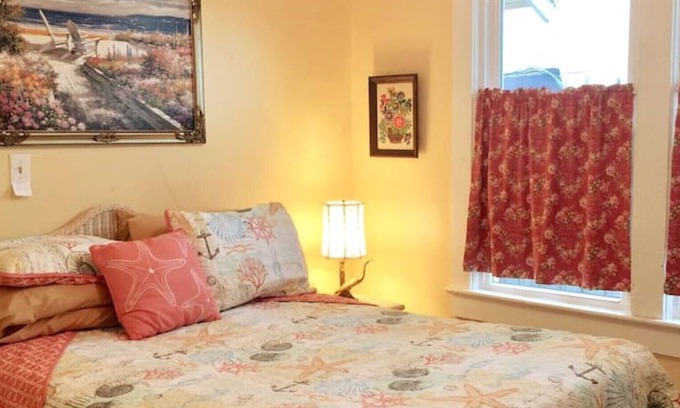 Surfside Historic District Casa | Beachside Bungalow *NASCAR*Walk to Main St/ Ocean