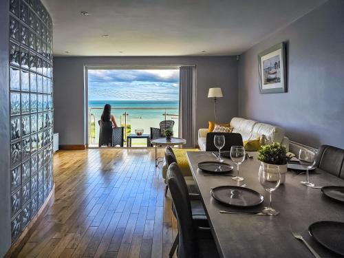Kilkeel Casa | Beachside - Stunning sea view townhouse across the road from the beach