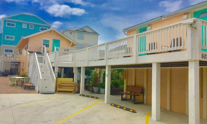 Carolina Beach Apartamento | Beachside Suites 4: Downtown and next to the SEA!