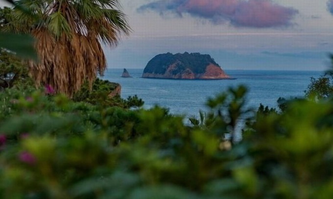 Seogwipo City Casa | Beachside Whitehouse