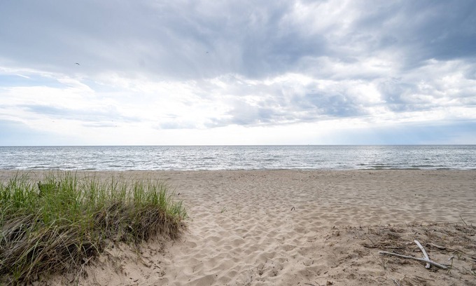Holland Cabaña | Beachy Bungalow w/Shared Lake Michigan Beach