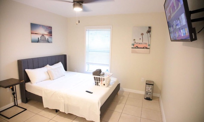 Lakeland Casa | Beachy Oasis Queen Bedroom with Shared Lavatory