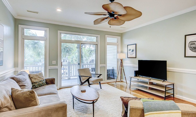 Folly Beach Villa | Villa de tres pisos con terraza y piscina comunitaria: ¡camine al centro / a la playa!