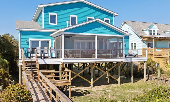 Folly Beach Casa | Frente al mar, Se admiten mascotas! Porche de la pantalla con comedor