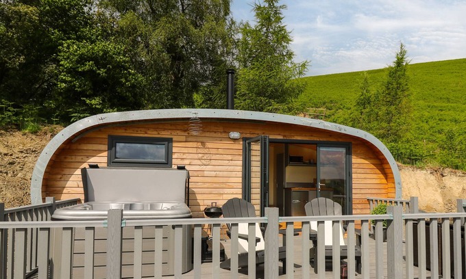 Tirabad Cabaña | BEACON VIEW POD, pet friendly, with hot tub in Felindre