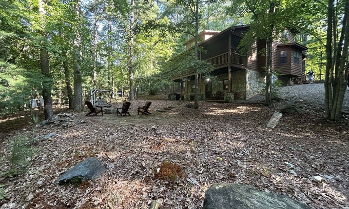 Blairsville Cabina | Bear-A-Dise- A beautiful mountain cabin-sleeps 12, hot tub, game room & firepit.