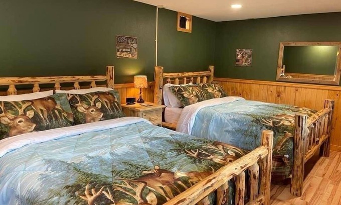 Thompson Falls Cabina | Bear Creek Resort, Lower Cabin Suite ( 2 queen beds), Lower Cabin Suite ( 2 queen beds)