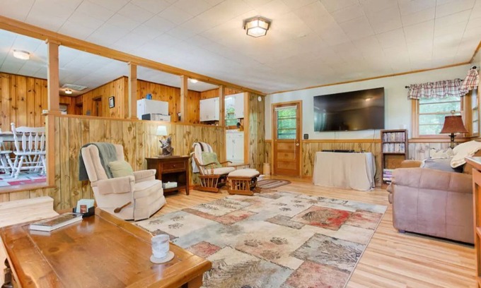 Linville Falls Cabina | Bear Crossing at Linville Falls!