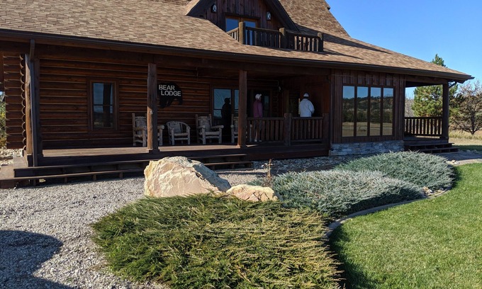 Hulett Cabina | Bear Lodge cozy is a 3 bedroom cabin located @ Golf Course at Devil's Tower.
