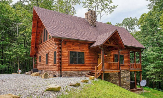 South Bloomingville Cabina | Bear Pines charming 3 bdrm cabin, Hot Tub, WiFi, in scenic South Bloomingville