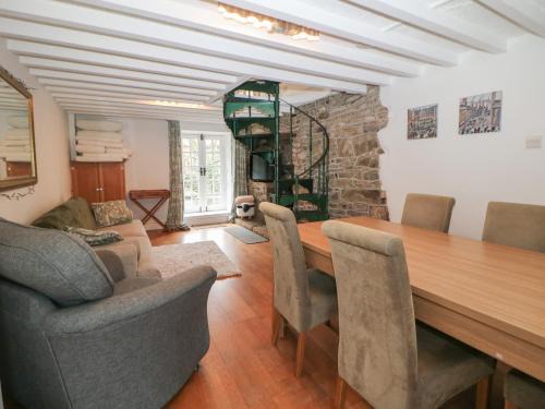 Hayfield Casa | Bear Pit Cottage
